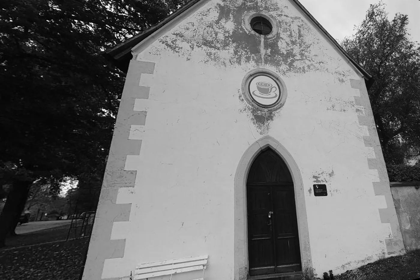 Heiligkreuzkirche, Hechingen, Derselbe Blickwinkel: abblätternder Anstrich vorher, geschlossene Fassade nachher vor den Arbeiten