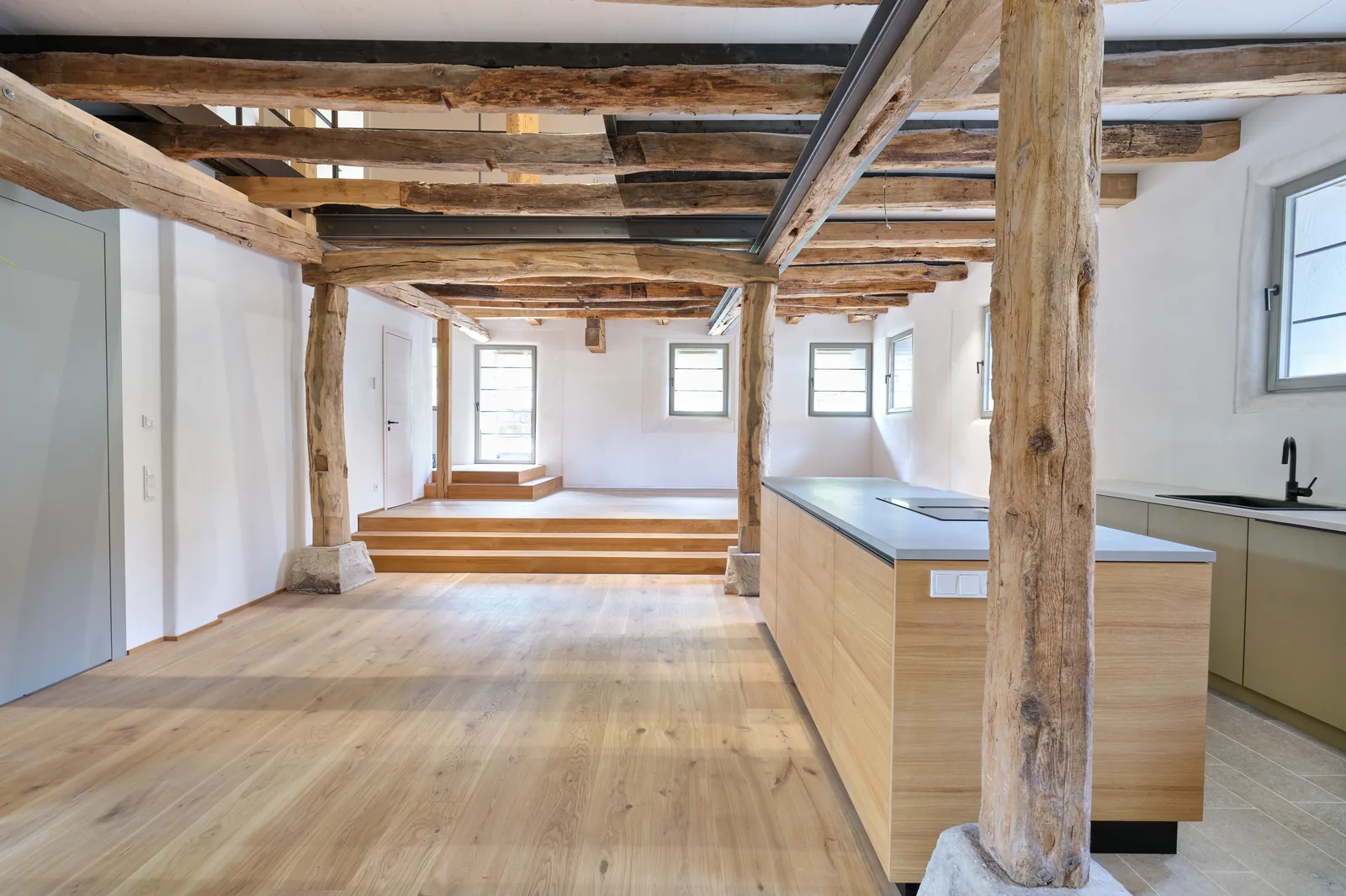 Tenne der Klosterscheune Bebenhausen nach dem Umbau: Wohnraum mit Küche unter historischem Gebälk