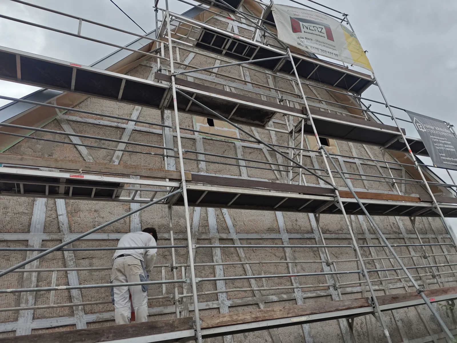 Fachwerkfassade eingerüstet, Gefache werden verputzt