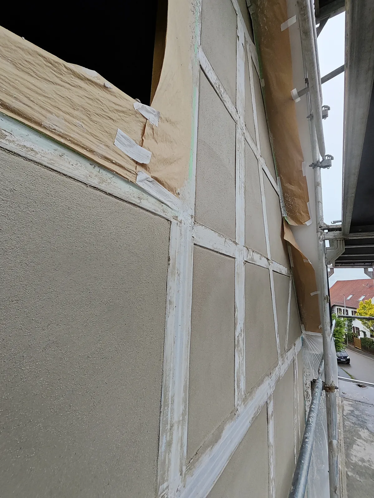 Gefachputz in Arbeit an der Giebelwand