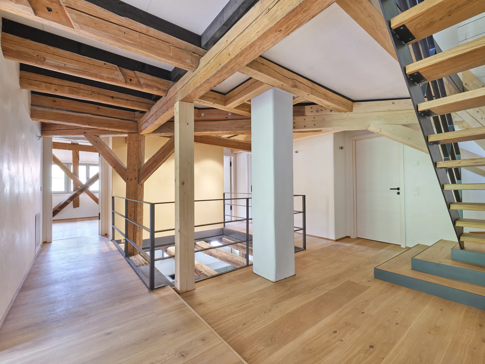 Treppenhaus unter dem historischen Gebälk