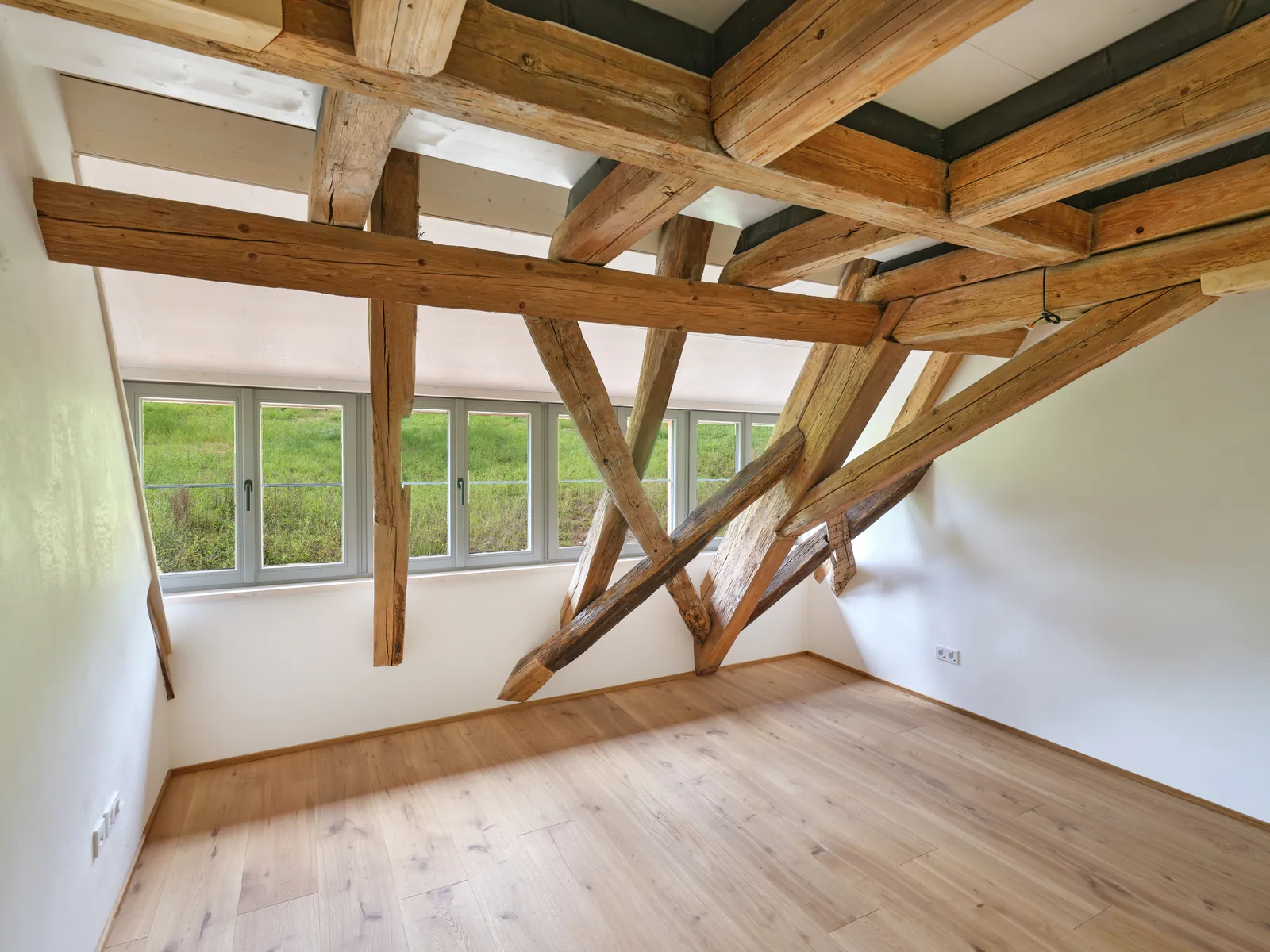 Zimmer im Dachgeschoss mit historischen Kopfbändern