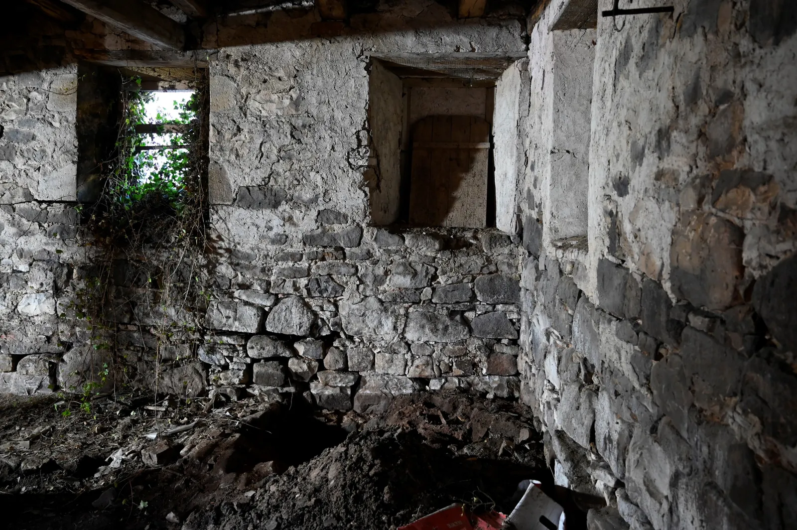 Bestand vor dem Umbau: Bruchsteinmauer der Tenne