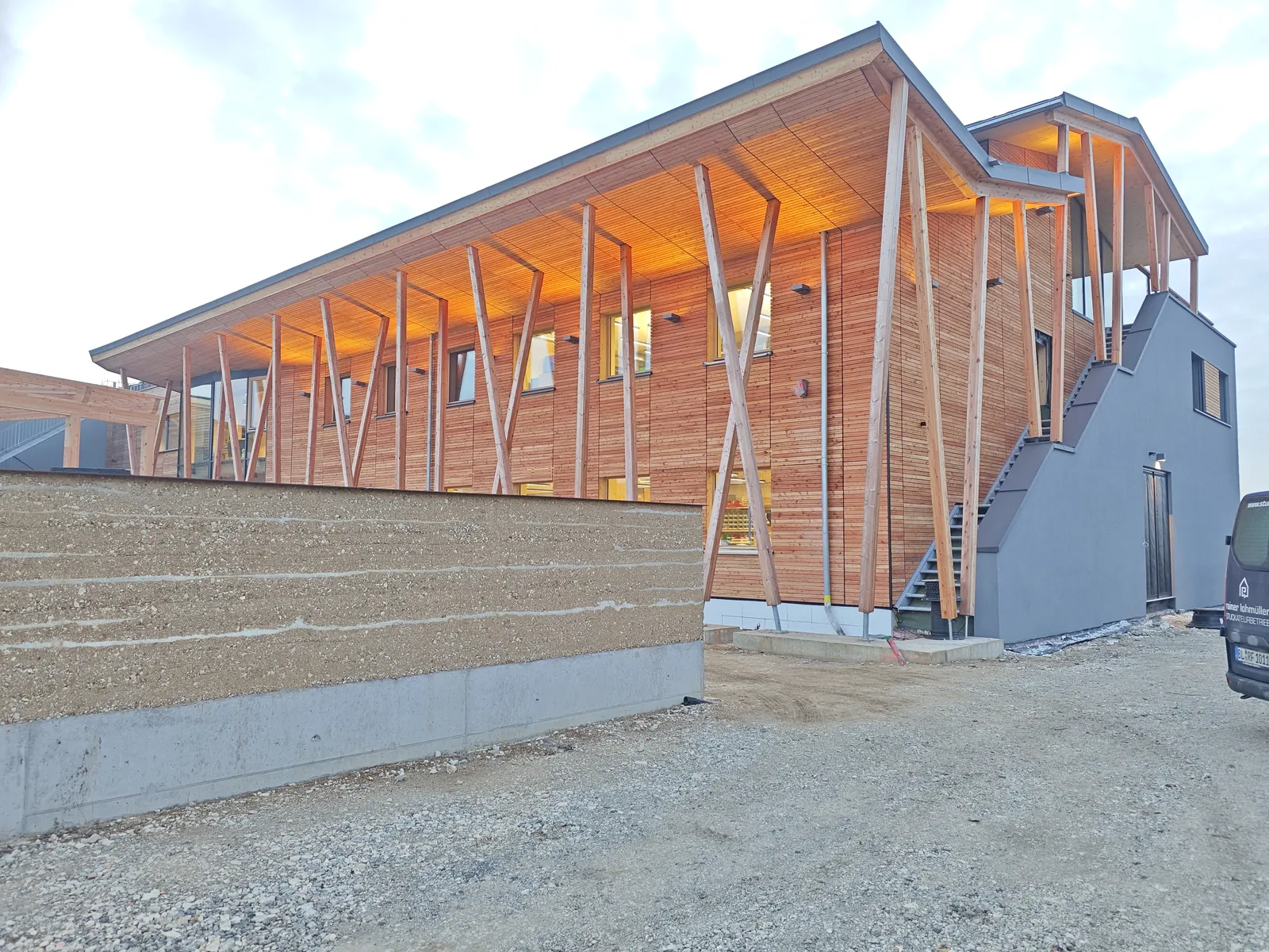 Neubau in Kusterdingen mit Wärmedämmverbundsystem und Holzfassade
