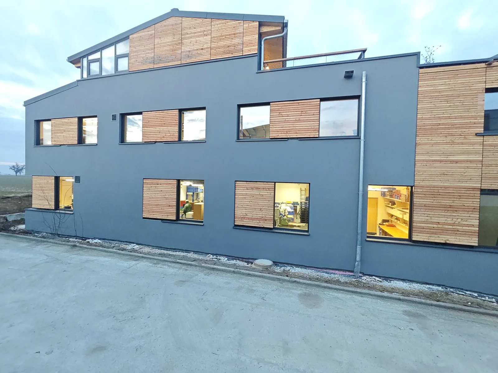 Verputzte Fassade mit Holzelementen am Neubau Kusterdingen