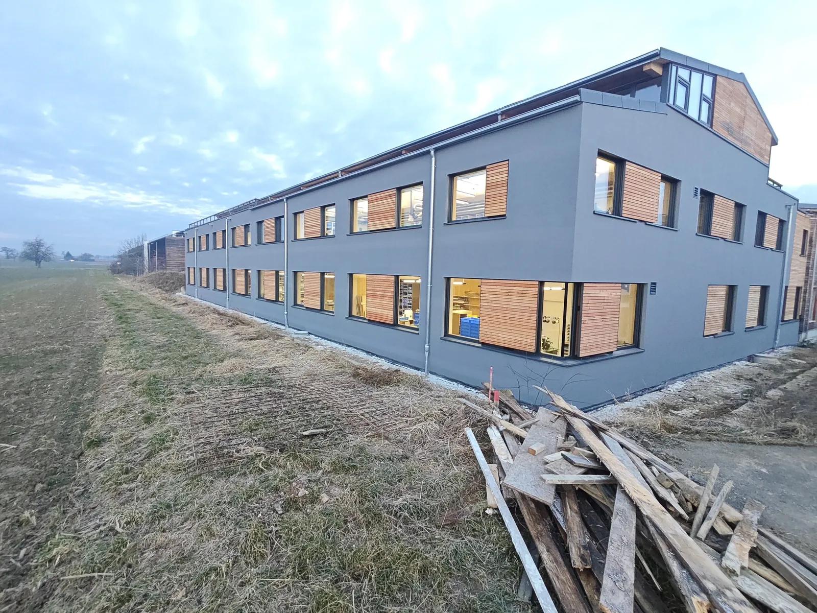 Längsseite des Neubaus in Kusterdingen mit Wärmedämmverbundsystem