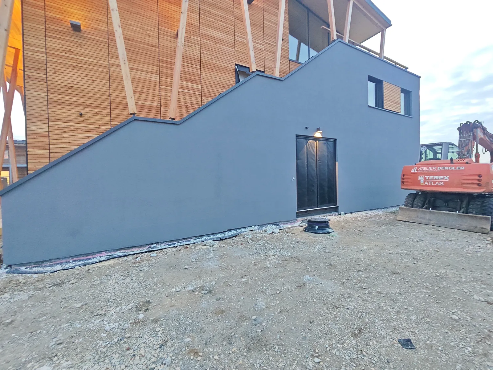 Abgetreppte Giebelwand mit Eingang am Neubau Kusterdingen