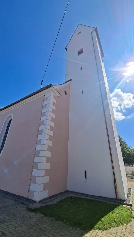 Kirchturm der Pfarrkirche St. Nikolaus nach der Fassadensanierung