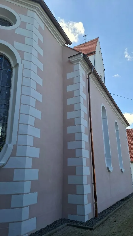 Seitenfassade mit Eckquaderung nach der Sanierung