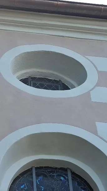 Ovales Fenster mit neuer Faschung