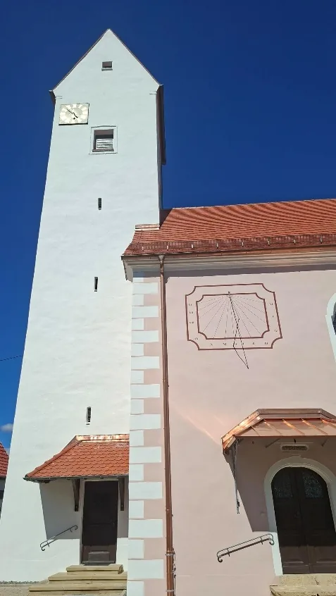 Kirchturm und Portal nach der Sanierung
