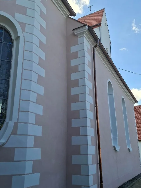 Pfarrkirche St. Nikolaus, Pfronstetten, Seitenfassade mit Eckquaderung nach den Arbeiten