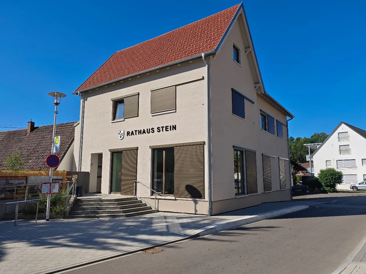 Rathaus Stein mit neuem Besenputz, Ansicht von der Straße