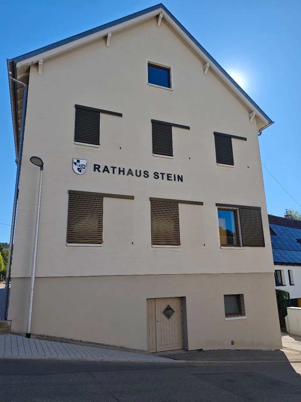 Giebelseite des Rathauses Stein mit Besenputz