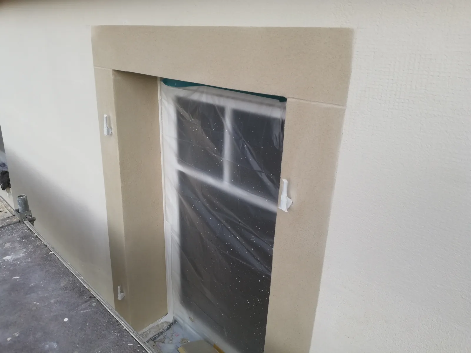 Laibung einer Tür in Sandsteinputz