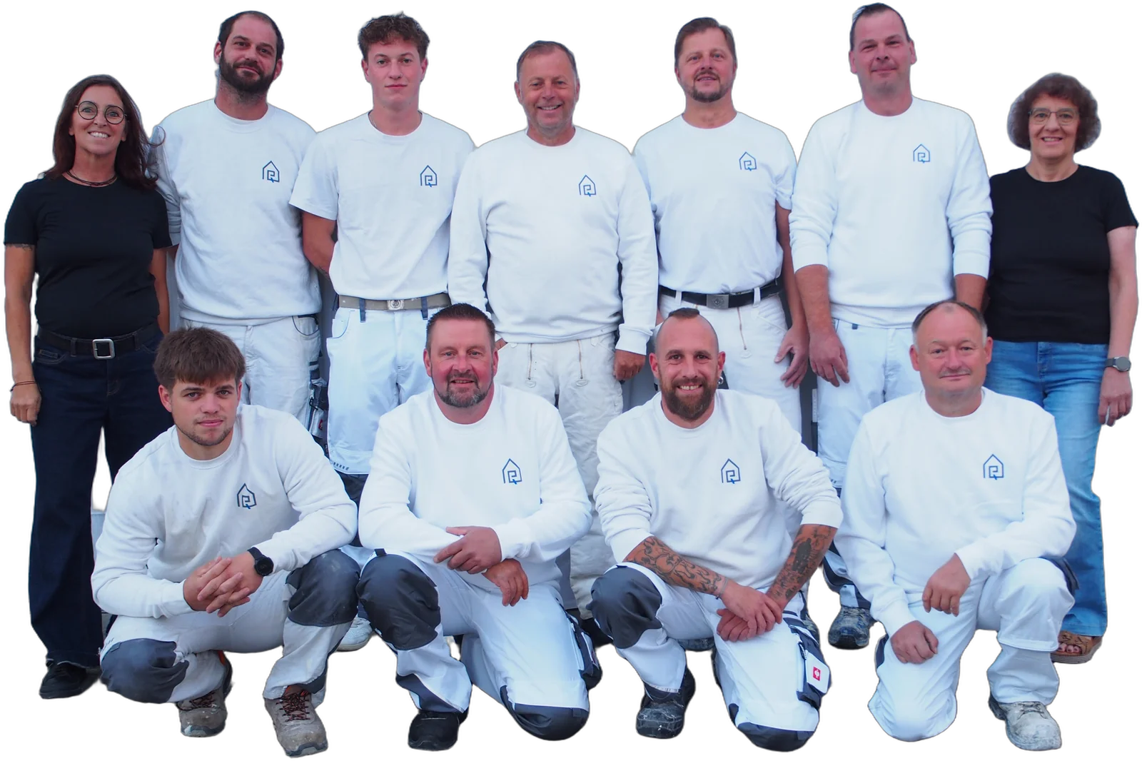 Das Team des Stuckateurbetriebs Lohmüller in Arbeitskleidung vor weißem Hintergrund
